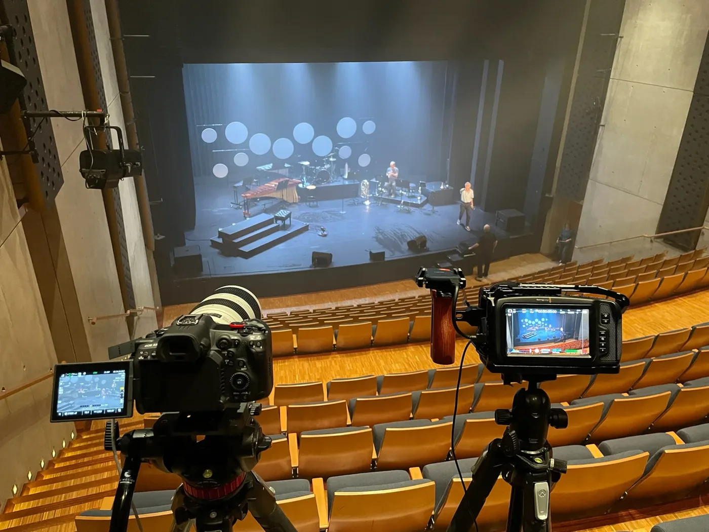 Caméras installées dans une salle de spectacle pour une captation vidéo.